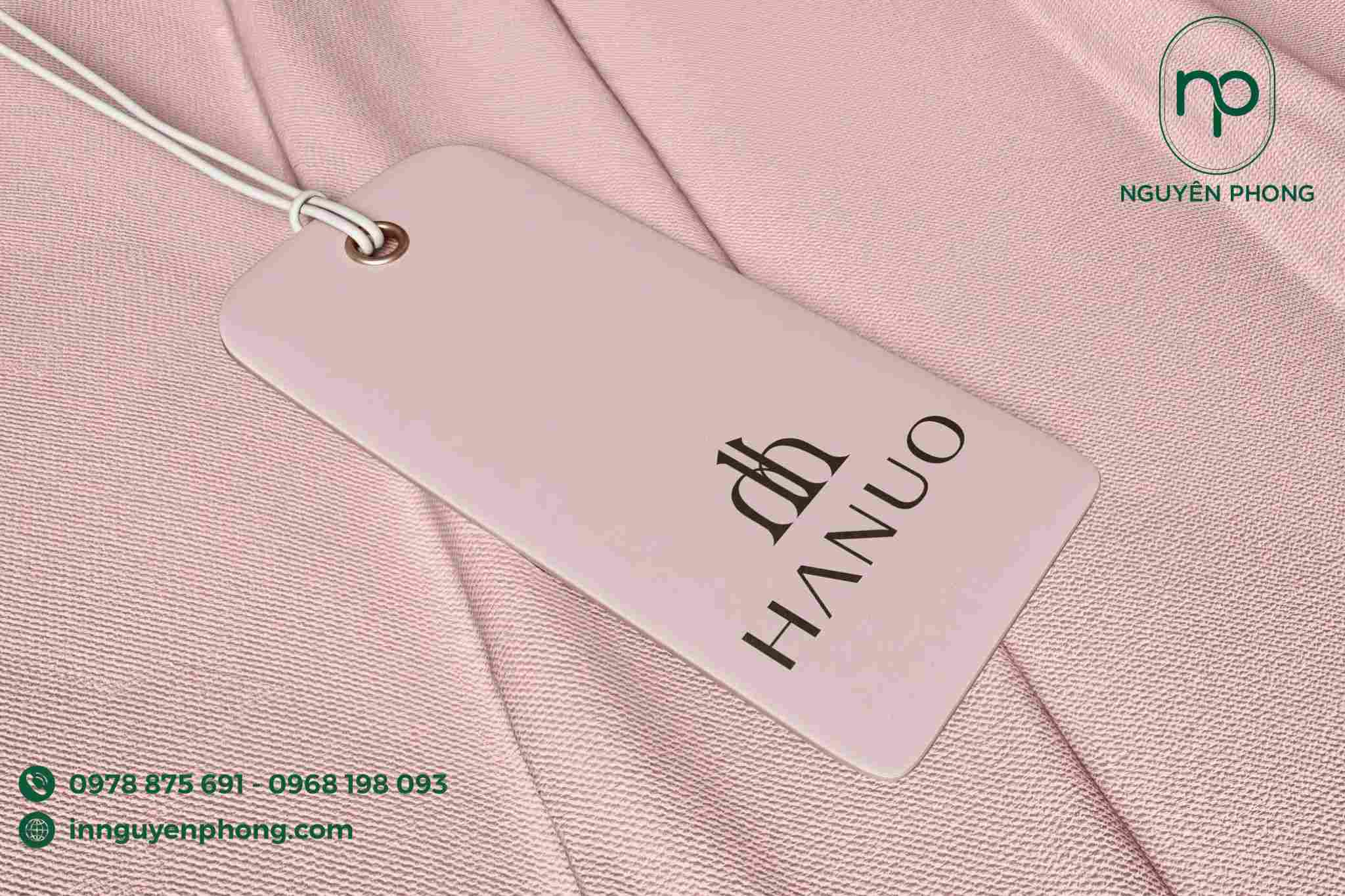 In tag quần áo màu hồng